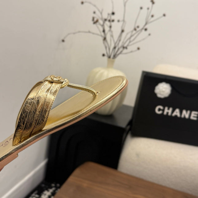 CHANEL 26S THONG SANDALS IN GOLD CALFSKIN WITH CC LOGO