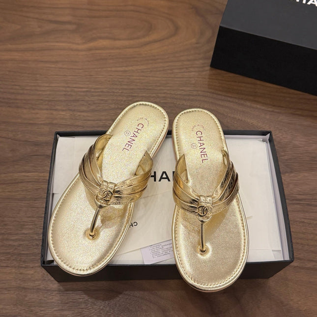 CHANEL 26S THONG SANDALS IN GOLD CALFSKIN WITH CC LOGO