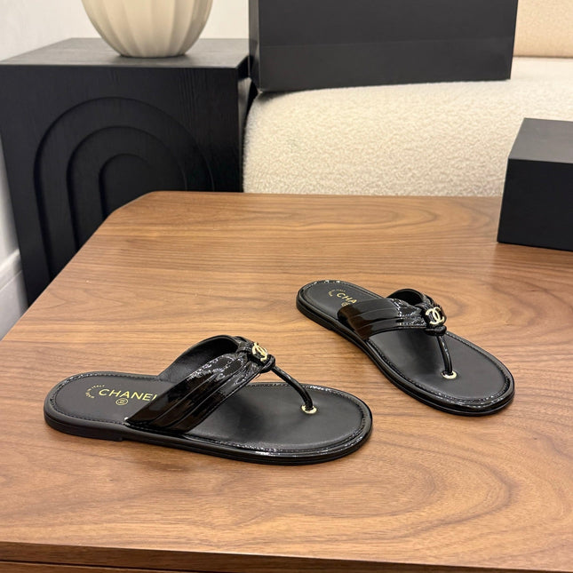 CHANEL 26S THONG SANDALS IN BLACK PATENT CALFSKIN WITH CC LOGO