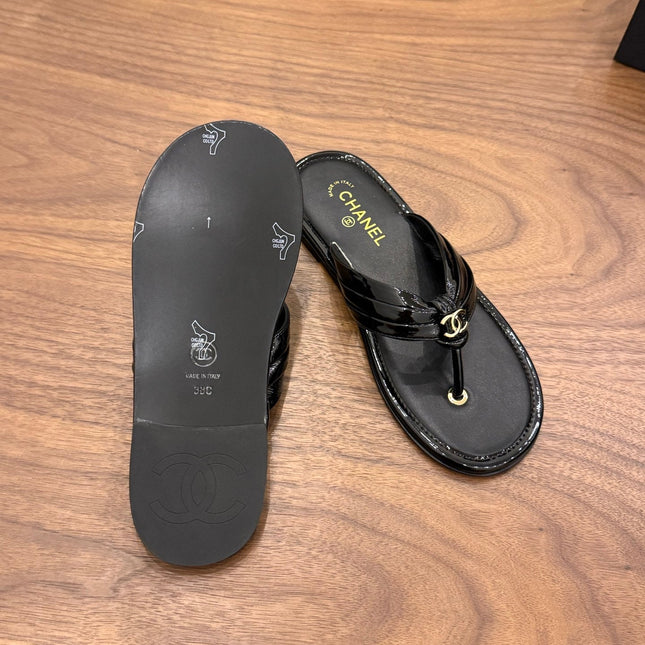 CHANEL 26S THONG SANDALS IN BLACK PATENT CALFSKIN WITH CC LOGO