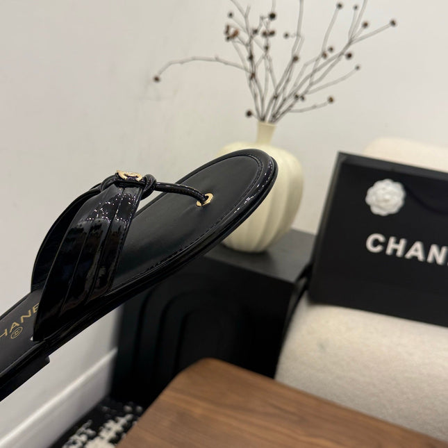 CHANEL 26S THONG SANDALS IN BLACK PATENT CALFSKIN WITH CC LOGO