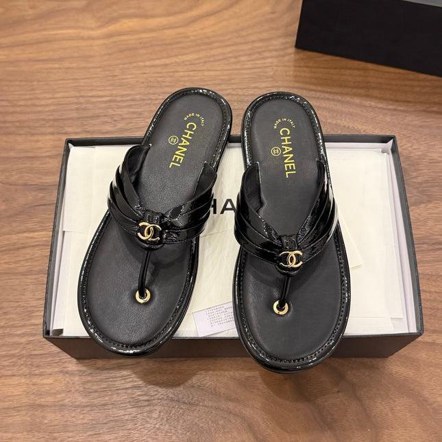 CHANEL 26S THONG SANDALS IN BLACK PATENT CALFSKIN WITH CC LOGO