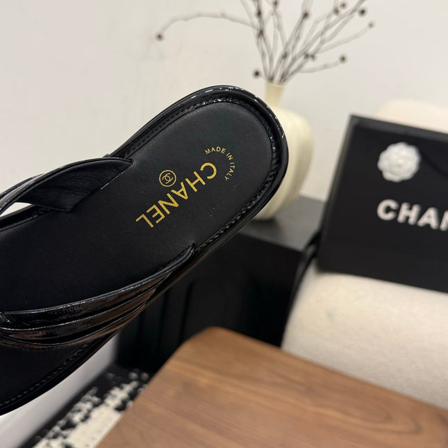 CHANEL 26S THONG SANDALS IN BLACK PATENT CALFSKIN WITH CC LOGO