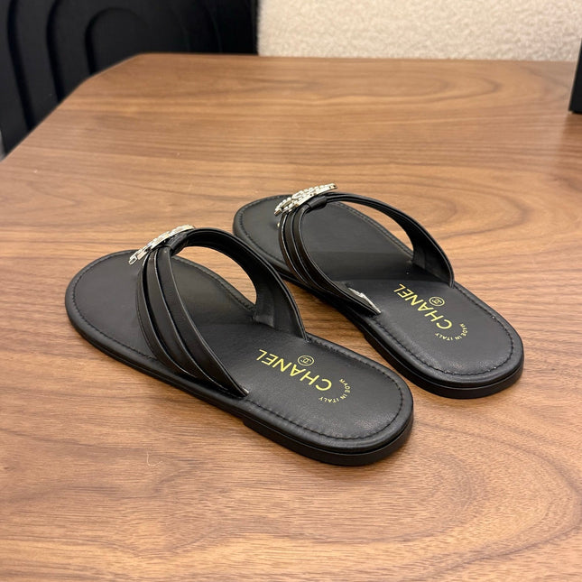 CHANEL 26S THONG SANDALS IN BLACK CALFSKIN WITH RHINESTONE CC LOGO
