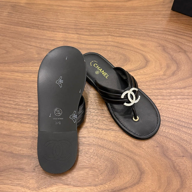 CHANEL 26S THONG SANDALS IN BLACK CALFSKIN WITH RHINESTONE CC LOGO