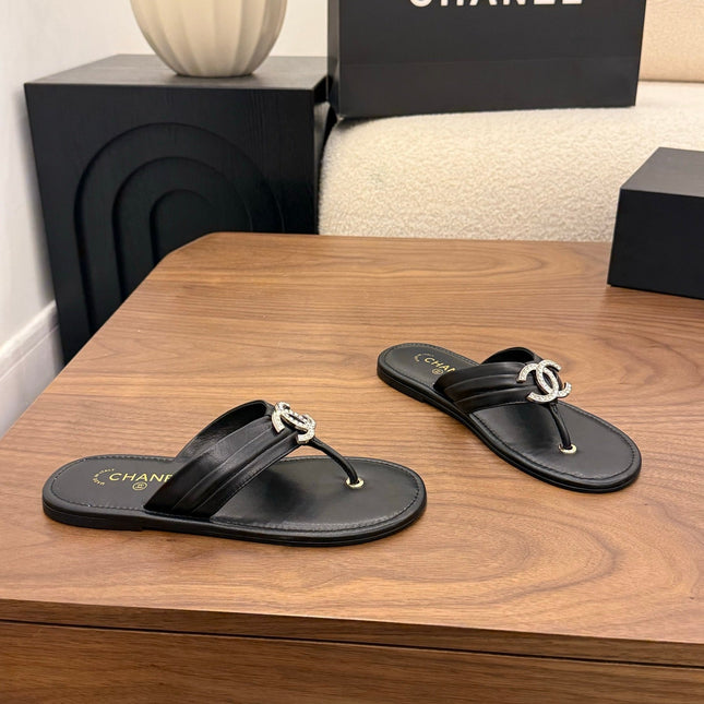 CHANEL 26S THONG SANDALS IN BLACK CALFSKIN WITH RHINESTONE CC LOGO