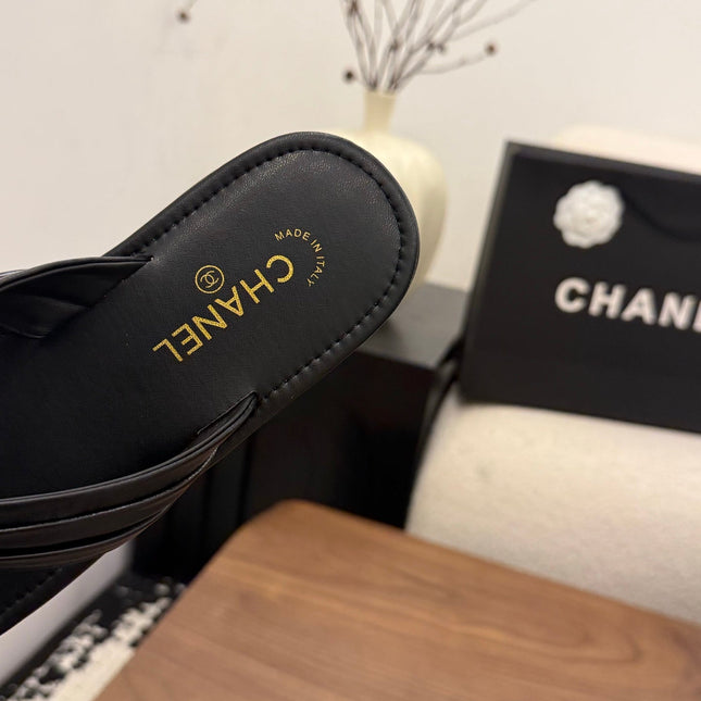 CHANEL 26S THONG SANDALS IN BLACK CALFSKIN WITH RHINESTONE CC LOGO
