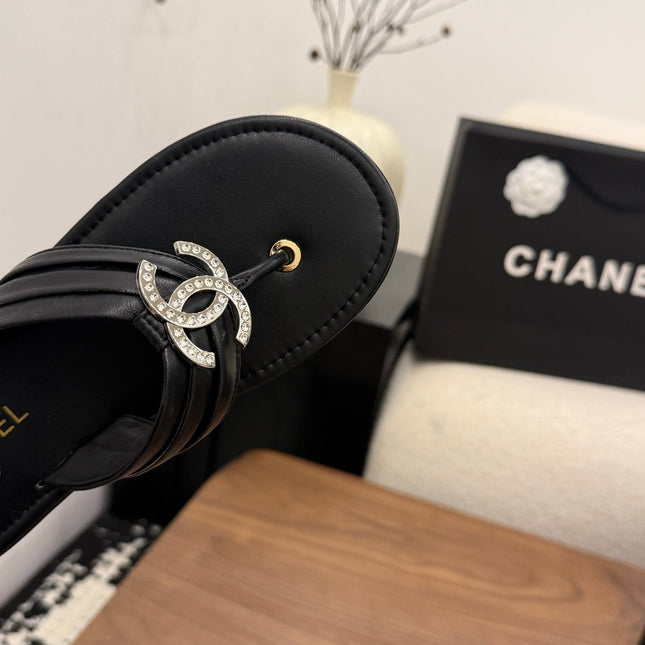 CHANEL 26S THONG SANDALS IN BLACK CALFSKIN WITH RHINESTONE CC LOGO