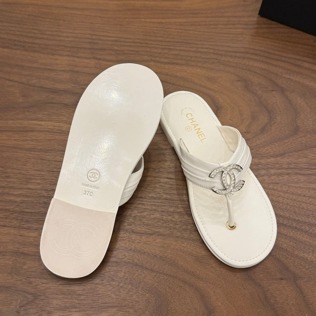 CHANEL 26S THONG SANDALS IN WHITE CALFSKIN WITH RHINESTONE CC LOGO