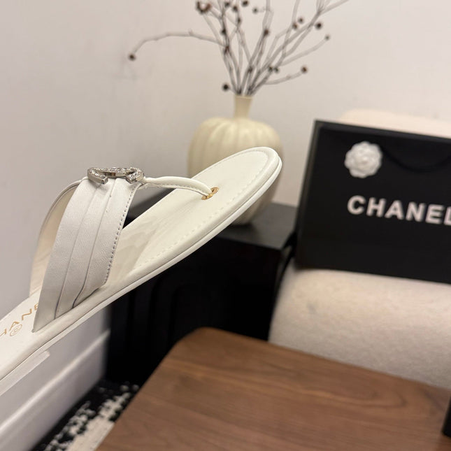 CHANEL 26S THONG SANDALS IN WHITE CALFSKIN WITH RHINESTONE CC LOGO