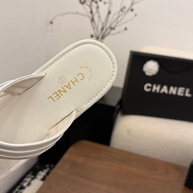CHANEL 26S THONG SANDALS IN WHITE CALFSKIN WITH RHINESTONE CC LOGO