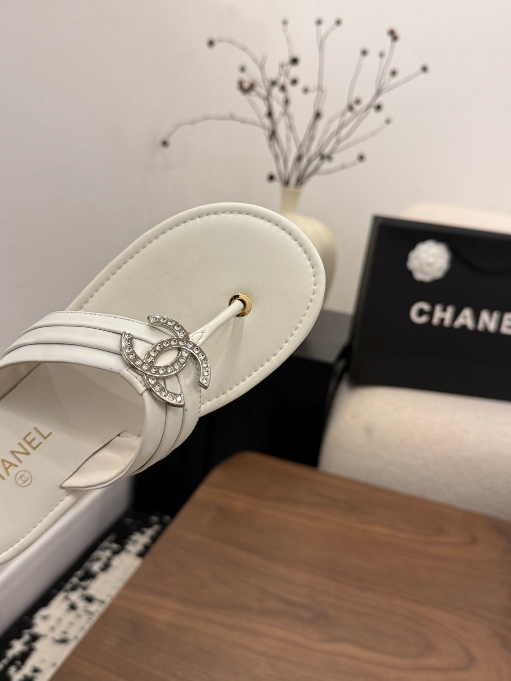 CHANEL 26S THONG SANDALS IN WHITE CALFSKIN WITH RHINESTONE CC LOGO