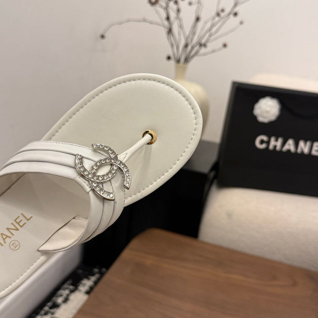 CHANEL 26S THONG SANDALS IN WHITE CALFSKIN WITH RHINESTONE CC LOGO
