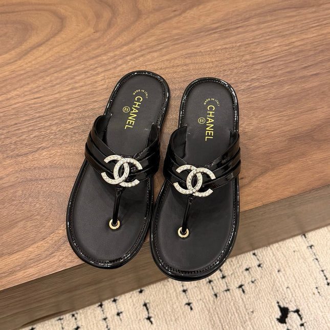 CHANEL 26S THONG SANDALS IN BLACK PATENT CALFSKIN WITH RHINESTONE CC LOGO