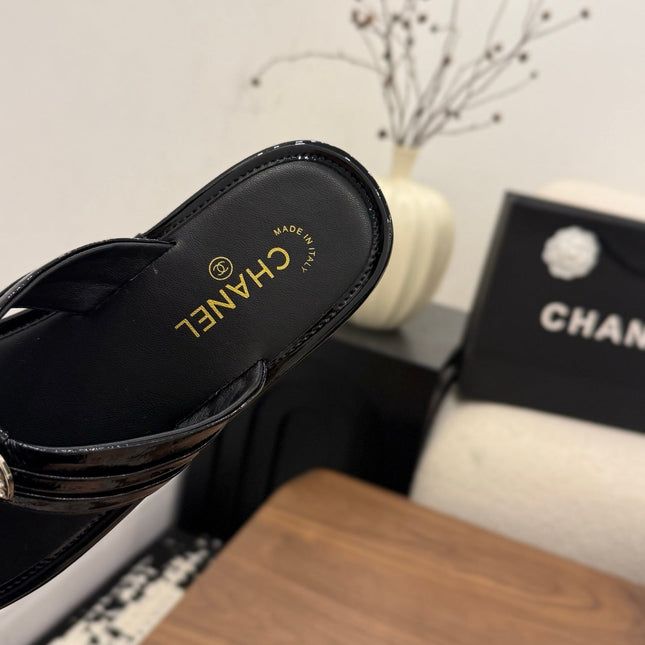 CHANEL 26S THONG SANDALS IN BLACK PATENT CALFSKIN WITH RHINESTONE CC LOGO