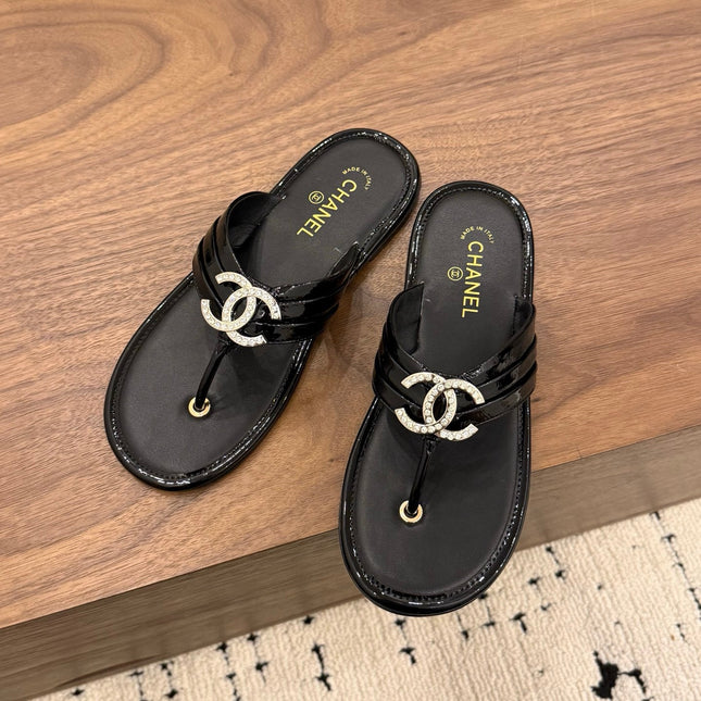 CHANEL 26S THONG SANDALS IN BLACK PATENT CALFSKIN WITH RHINESTONE CC LOGO