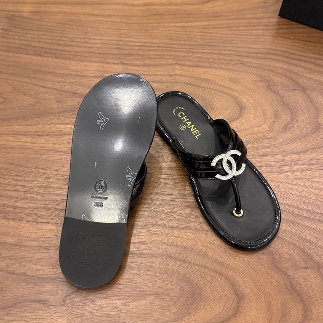 CHANEL 26S THONG SANDALS IN BLACK PATENT CALFSKIN WITH RHINESTONE CC LOGO