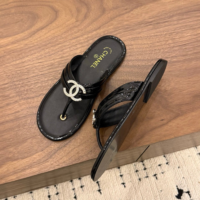 CHANEL 26S THONG SANDALS IN BLACK PATENT CALFSKIN WITH RHINESTONE CC LOGO