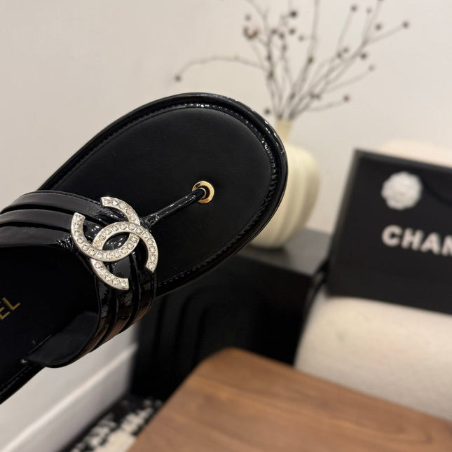 CHANEL 26S THONG SANDALS IN BLACK PATENT CALFSKIN WITH RHINESTONE CC LOGO