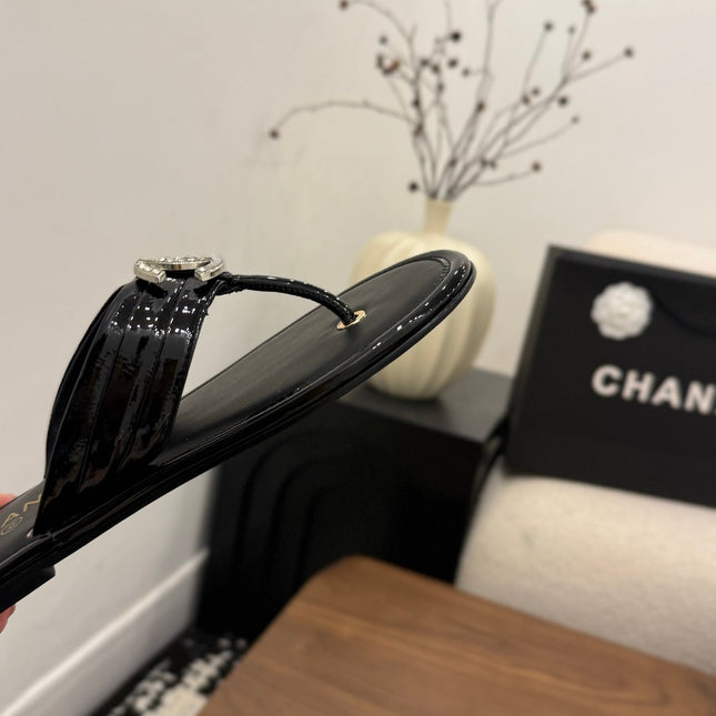 CHANEL 26S THONG SANDALS IN BLACK PATENT CALFSKIN WITH RHINESTONE CC LOGO