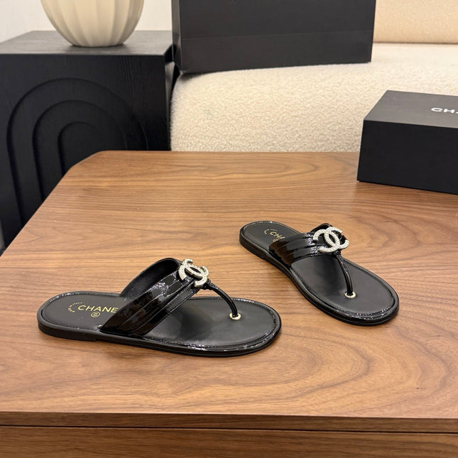 CHANEL 26S THONG SANDALS IN BLACK PATENT CALFSKIN WITH RHINESTONE CC LOGO