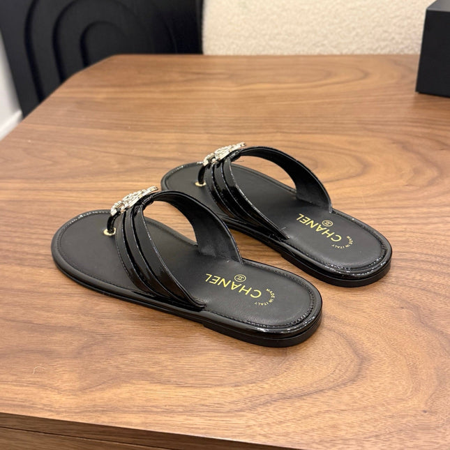CHANEL 26S THONG SANDALS IN BLACK PATENT CALFSKIN WITH RHINESTONE CC LOGO