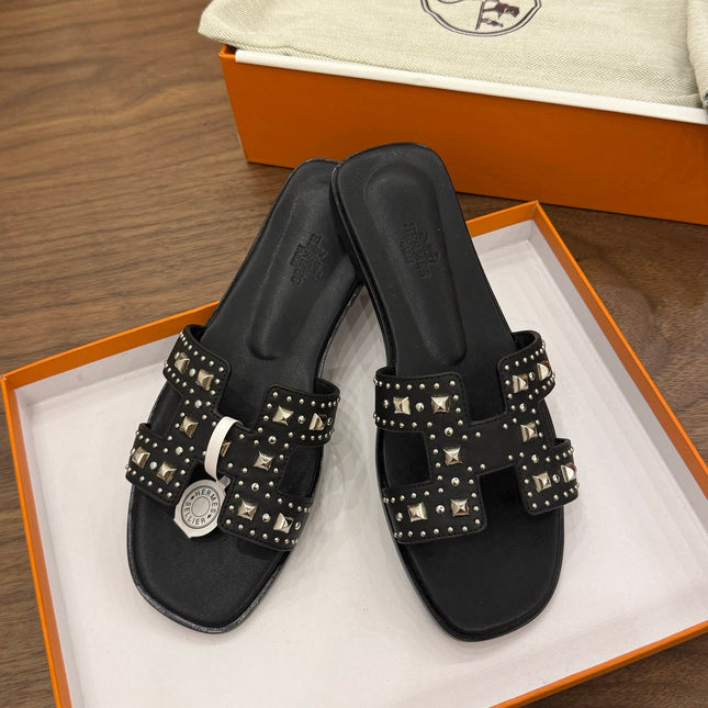HM 26S ORAN STUDDED SANDALS IN BLACK CALFSKIN