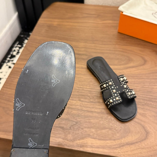 HM 26S ORAN STUDDED SANDALS IN BLACK CALFSKIN