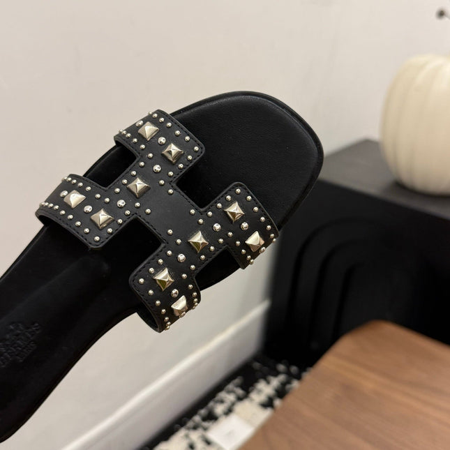 HM 26S ORAN STUDDED SANDALS IN BLACK CALFSKIN