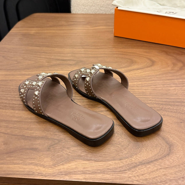 HM 26S ORAN STUDDED SANDALS IN DARK BROWN CALFSKIN