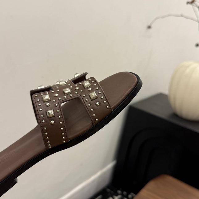 HM 26S ORAN STUDDED SANDALS IN DARK BROWN CALFSKIN