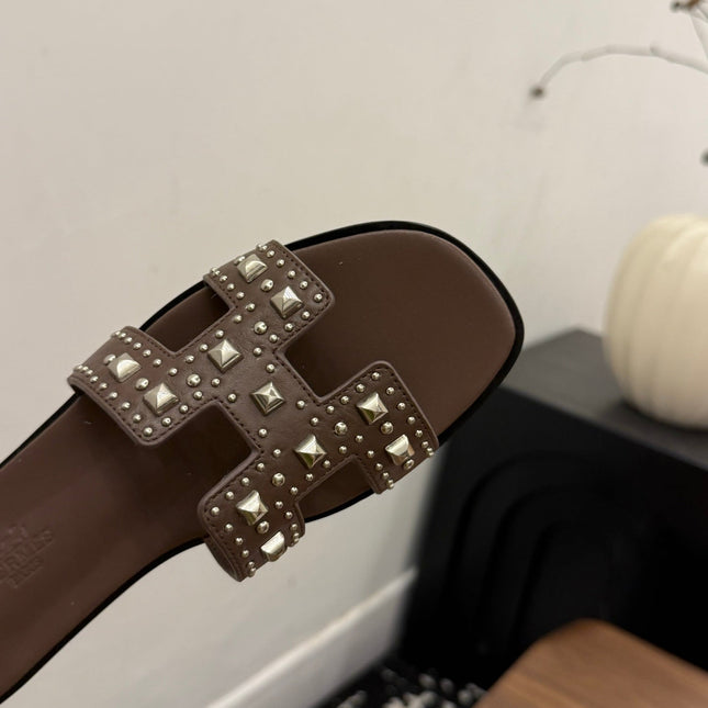 HM 26S ORAN STUDDED SANDALS IN DARK BROWN CALFSKIN