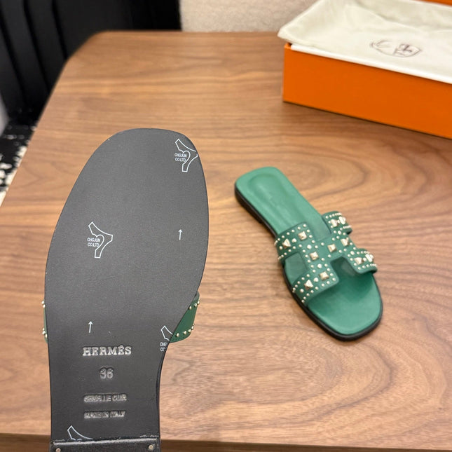 HM 26S ORAN STUDDED SANDALS IN EMERALD GREEN CALFSKIN