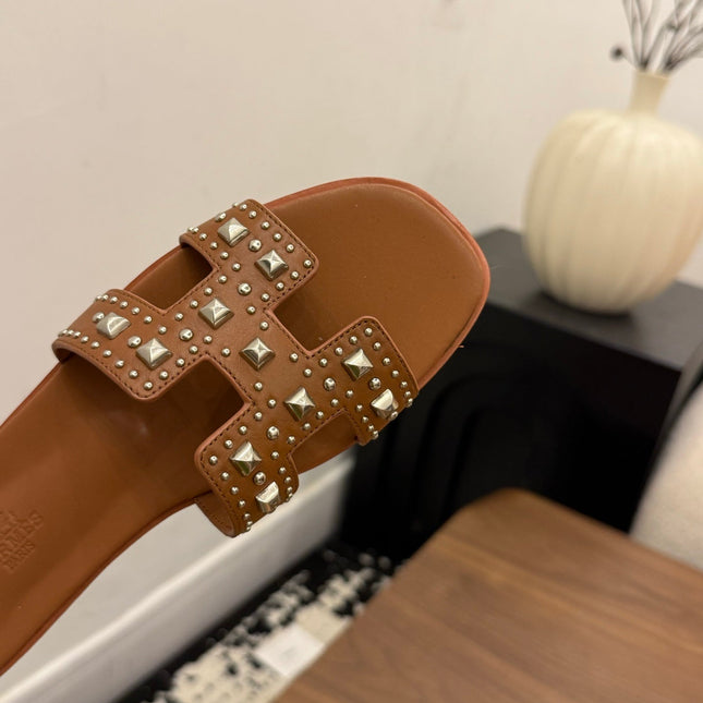 HM 26S ORAN STUDDED SANDALS IN BROWN CALFSKIN