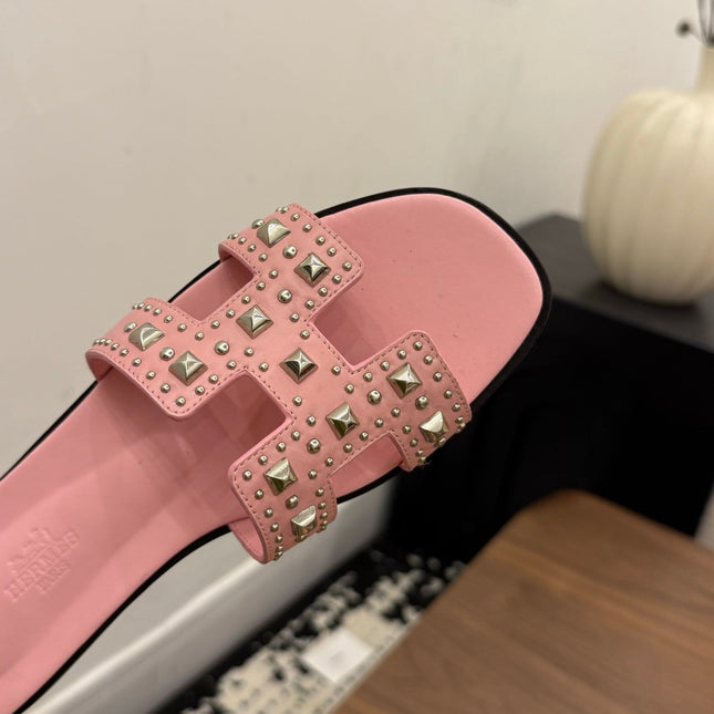 HM 26S ORAN STUDDED SANDALS IN LIGHT PINK CALFSKIN