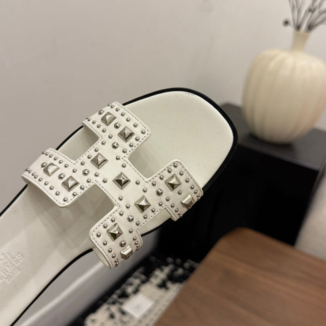 HM 26S ORAN STUDDED SANDALS IN WHITE CALFSKIN