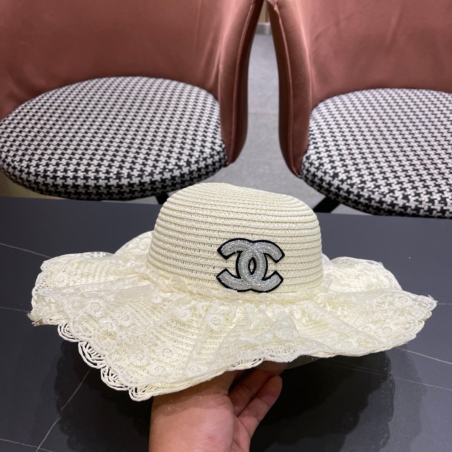 CHANEL 26S LACE-OVERLAY WIDE-BRIM STRAW HAT 335729