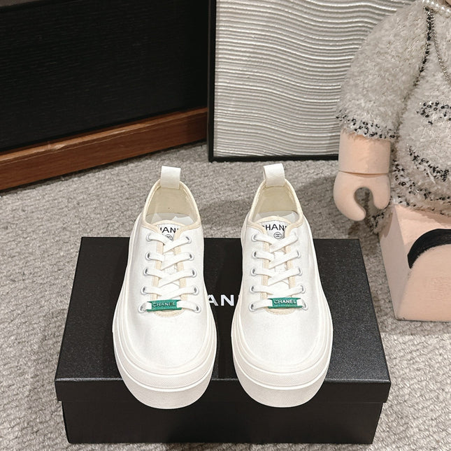 LACE-UP SNEAKERS IN WHITE CANVAS