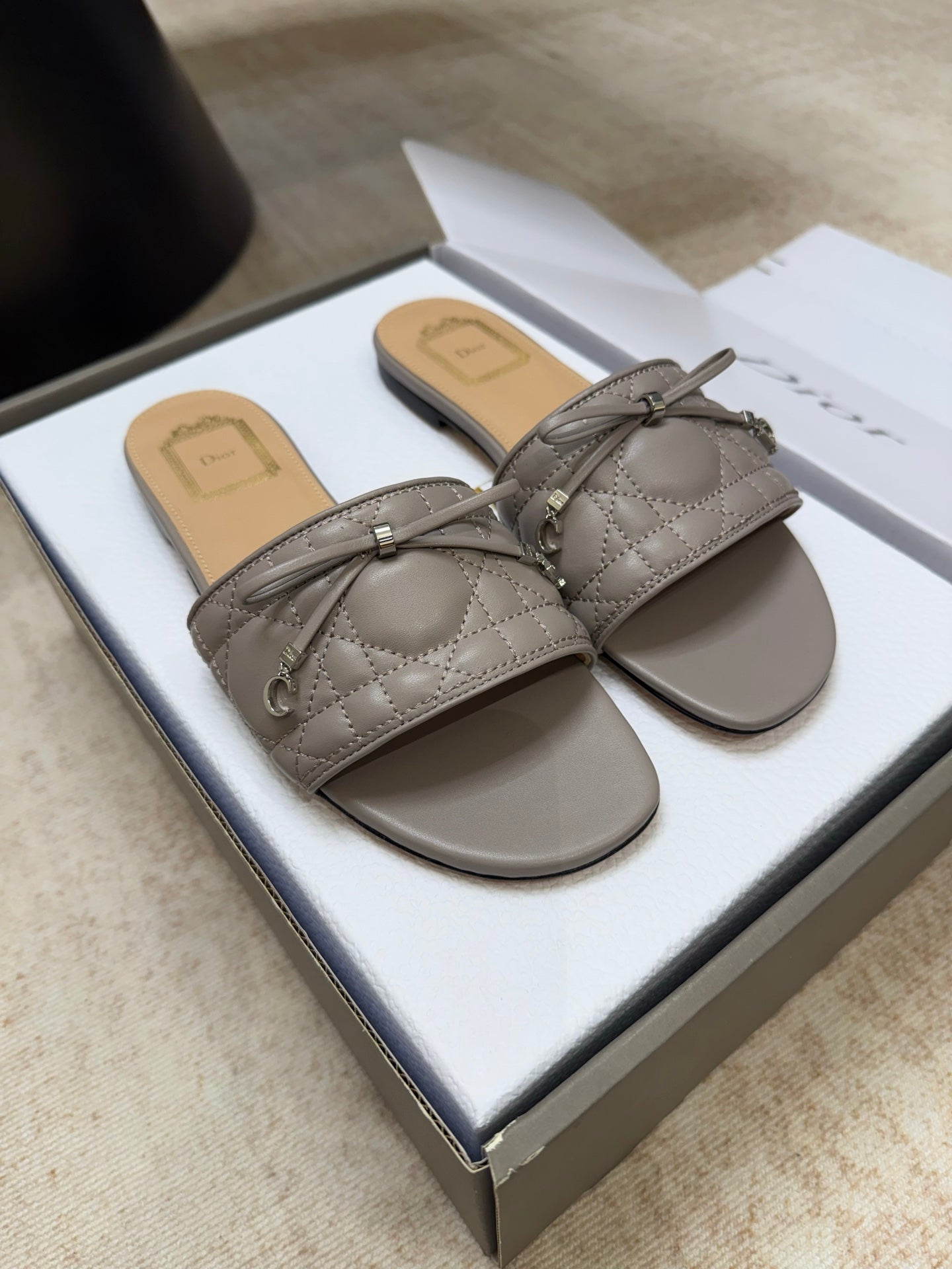 DIOR 26S DWAY CANNAGE SLIDE IN MUSHROOM GREY LAMBSKIN