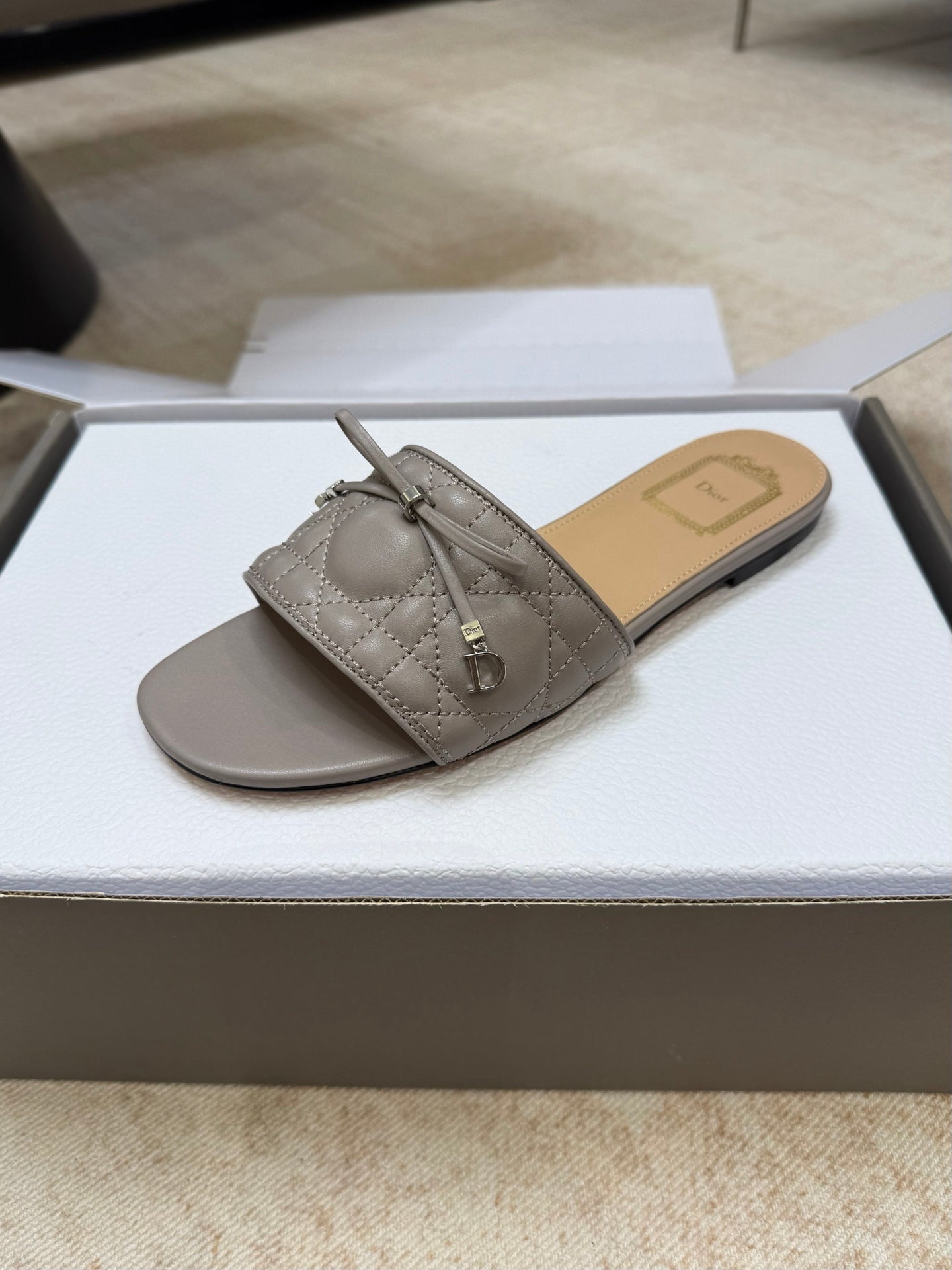 DIOR 26S DWAY CANNAGE SLIDE IN MUSHROOM GREY LAMBSKIN