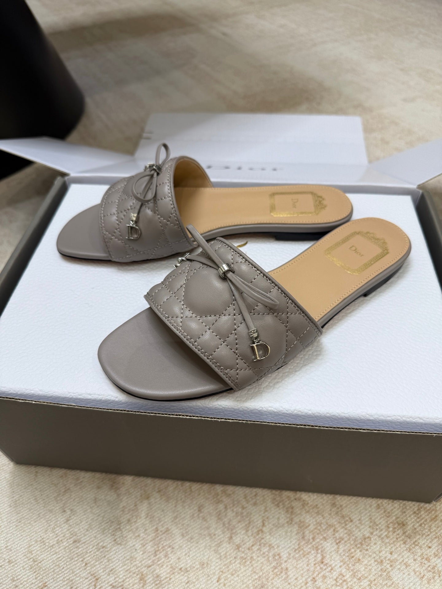 DIOR 26S DWAY CANNAGE SLIDE IN MUSHROOM GREY LAMBSKIN