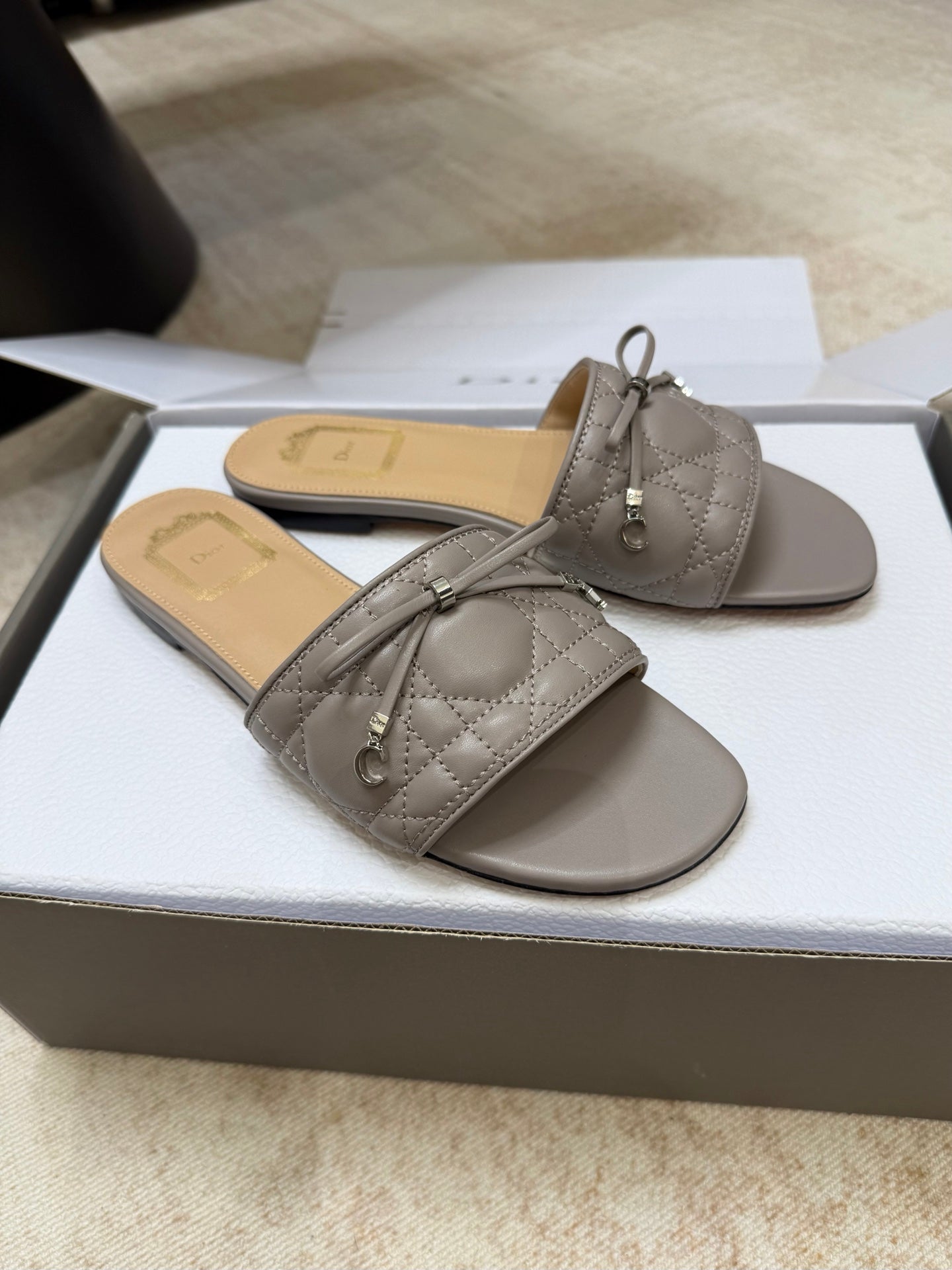 DIOR 26S DWAY CANNAGE SLIDE IN MUSHROOM GREY LAMBSKIN