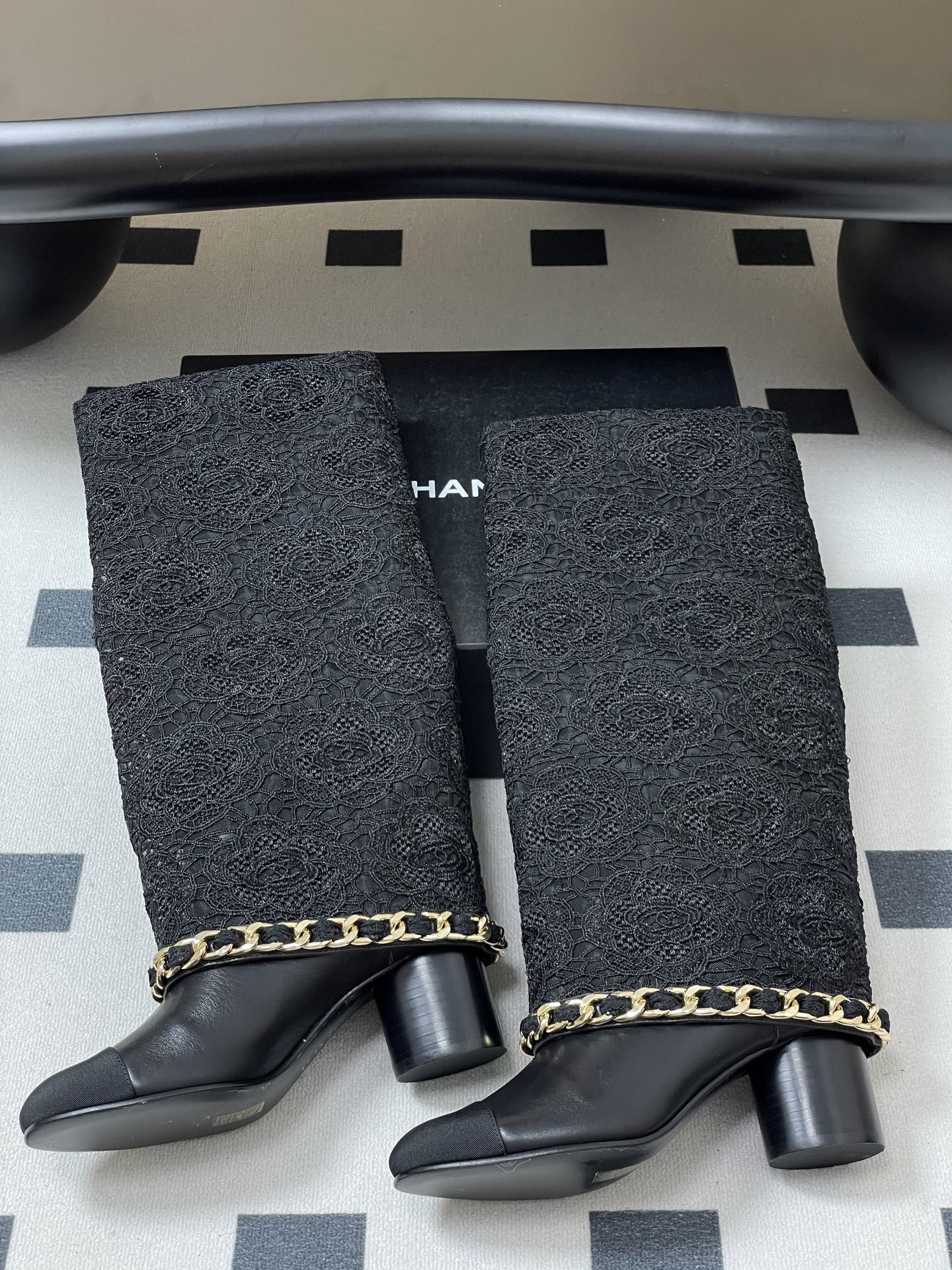 CC FLORAL BOOTS 60MM IN BLACK CALFSKIN WITH GOLD CHAIN
