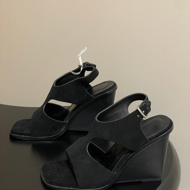 HM 25S KALYA WEDGE SANDAL 100 MM IN BLACK SUEDE