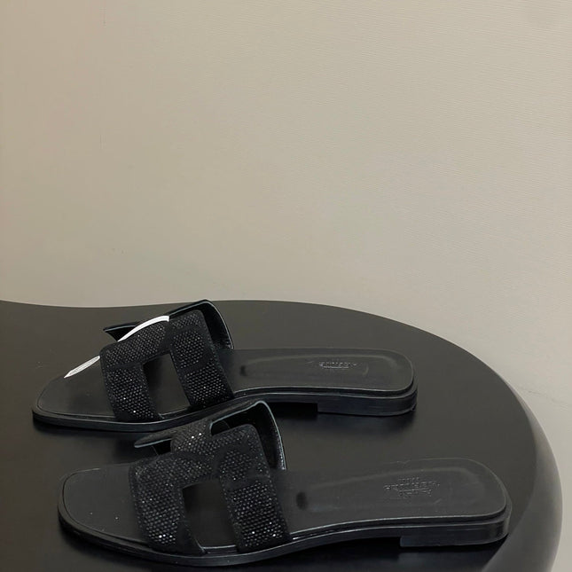 HM 25S ORAN SANDAL IN BLACK LAMBSKIN WITH STONE DETAILS