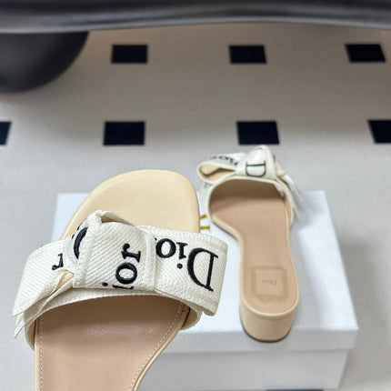 DIOR 26S J'ADIOR HEELED SLIDE 35MM IN BEIGE AND WHITE EMBROIDERED COTTON