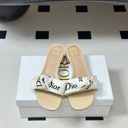 DIOR 26S J'ADIOR HEELED SLIDE 35MM IN BEIGE AND WHITE EMBROIDERED COTTON