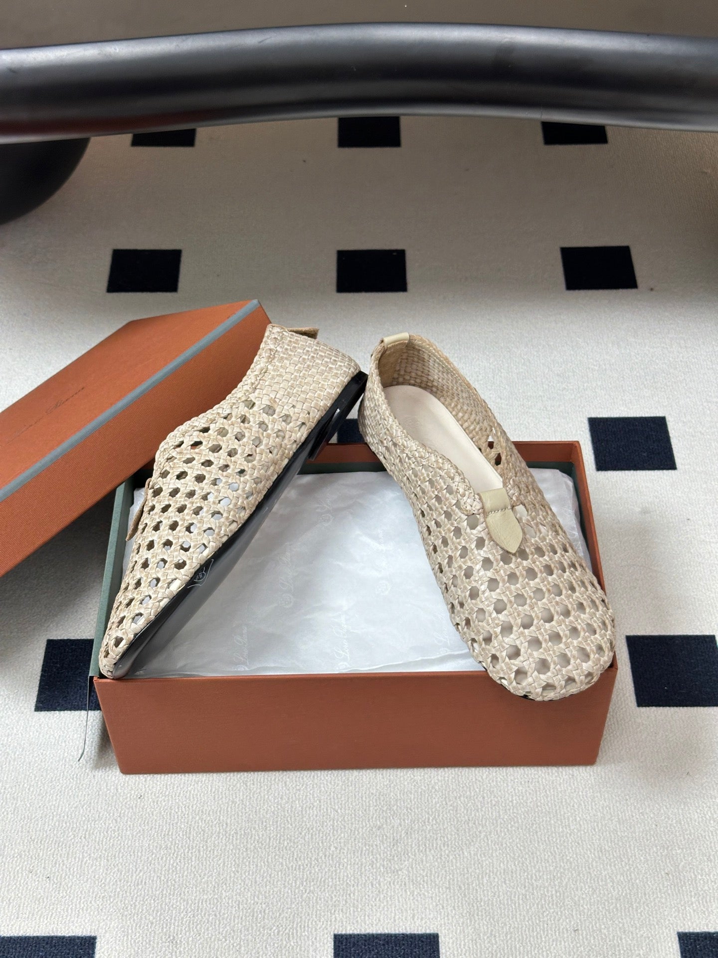 LP 26S BALLET FLATS IN CREAM WHITE CALFSKIN WITH BASKETWEAVE DESIGN