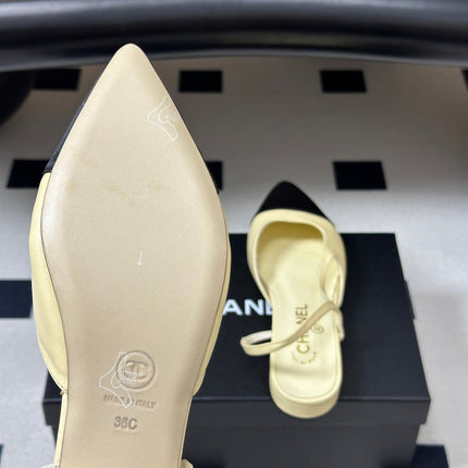 CHANEL 26S POINTED TOE SLINGBACKS IN CREAM LAMBSKIN AND BLACK FABRIC