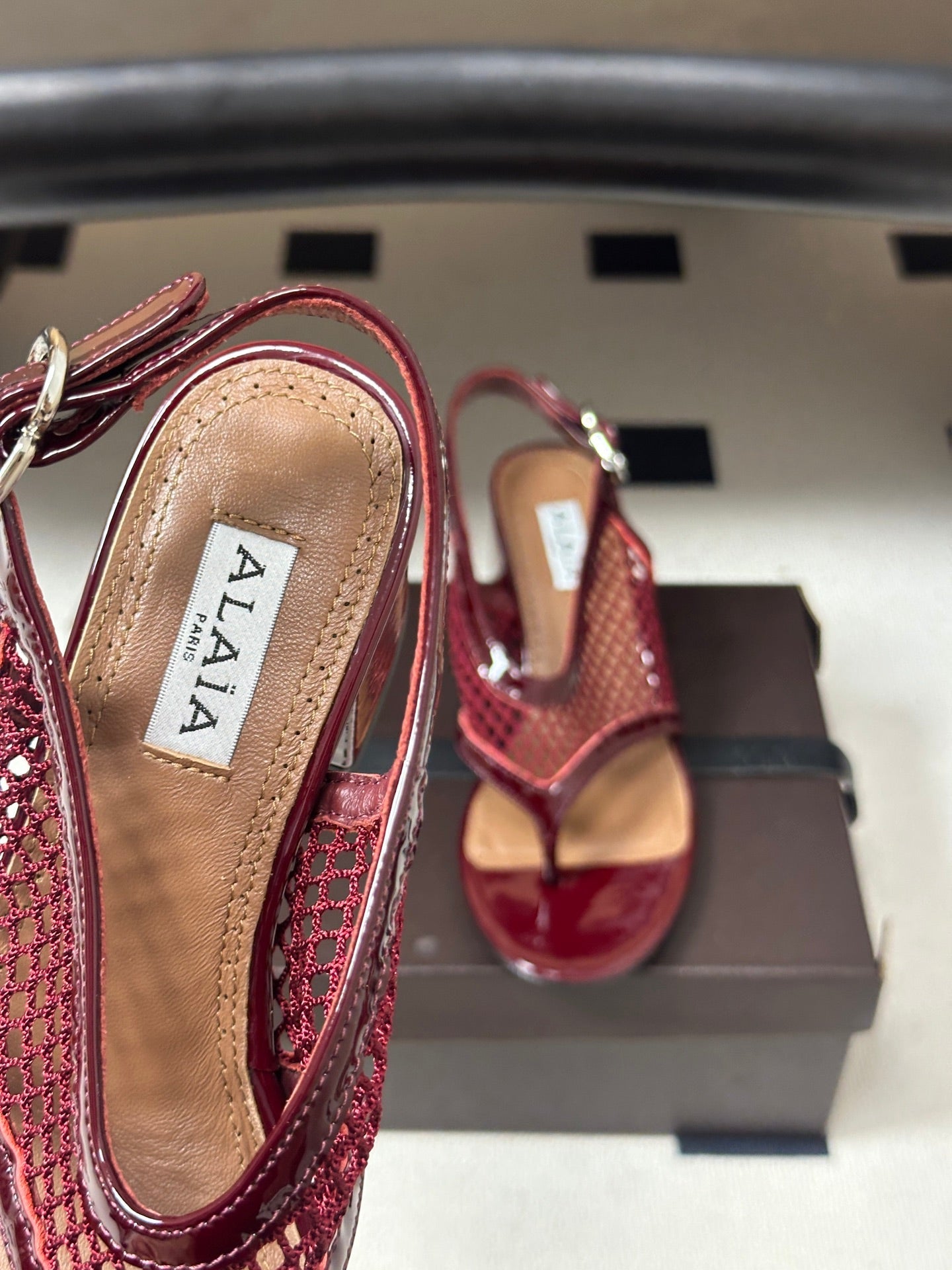 ALAIA 26S MESH THONG HEELS 55 MM IN BURGUNDY PATENT CALFSKIN